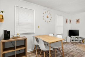 BLISSFULL BOHO COTTAGE - 2BD near the Heights